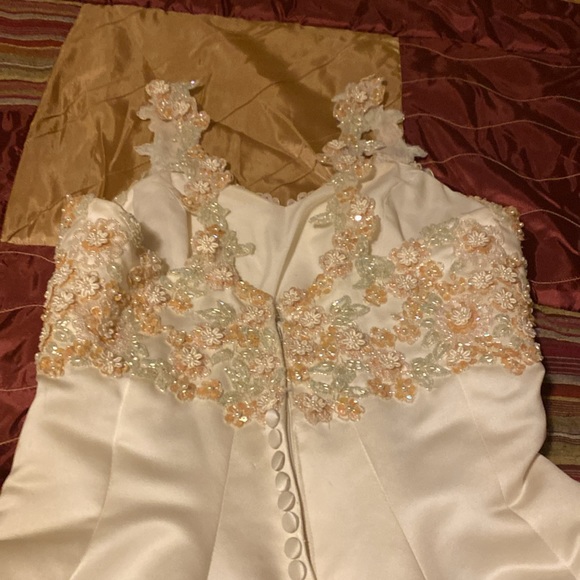 Cream sequined wedding dress.  Length from waist 106 inches. - Picture 6 of 10